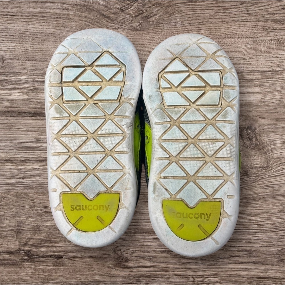 Saucony 9.5 (Tdler) Gray & Lime Sneakers with Velcro Straps. GUC. Ofrs welcome. - Picture 5 of 8